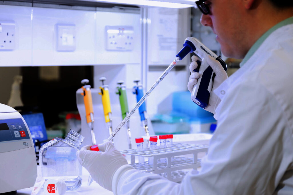 Vaccinul care ne-ar putea scăpa de cancer. Rezultate promițătoare într-un studiu coordonat la Houston