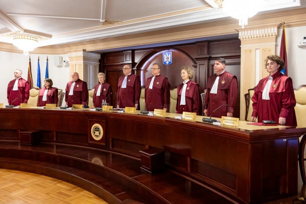 Sesizare la CCR: Avocatul Poporului contestă OUG-ul privind reducerile de personal din instituțiile publice