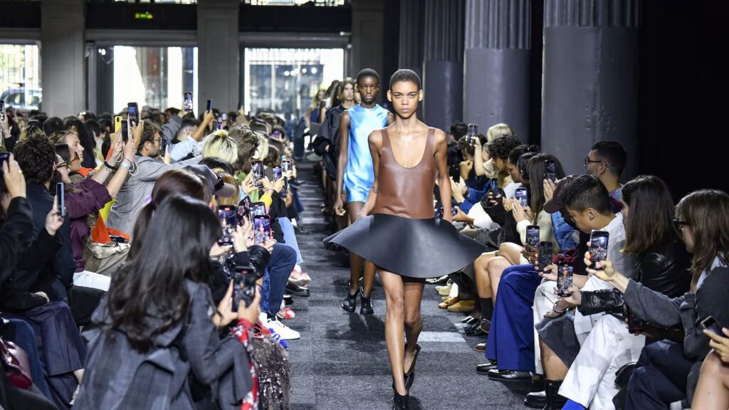 Costuri în creștere, pragmatism pe podium. Săptămâna Modei de la Londra pune accent pe piese purtabile și investiții calculate