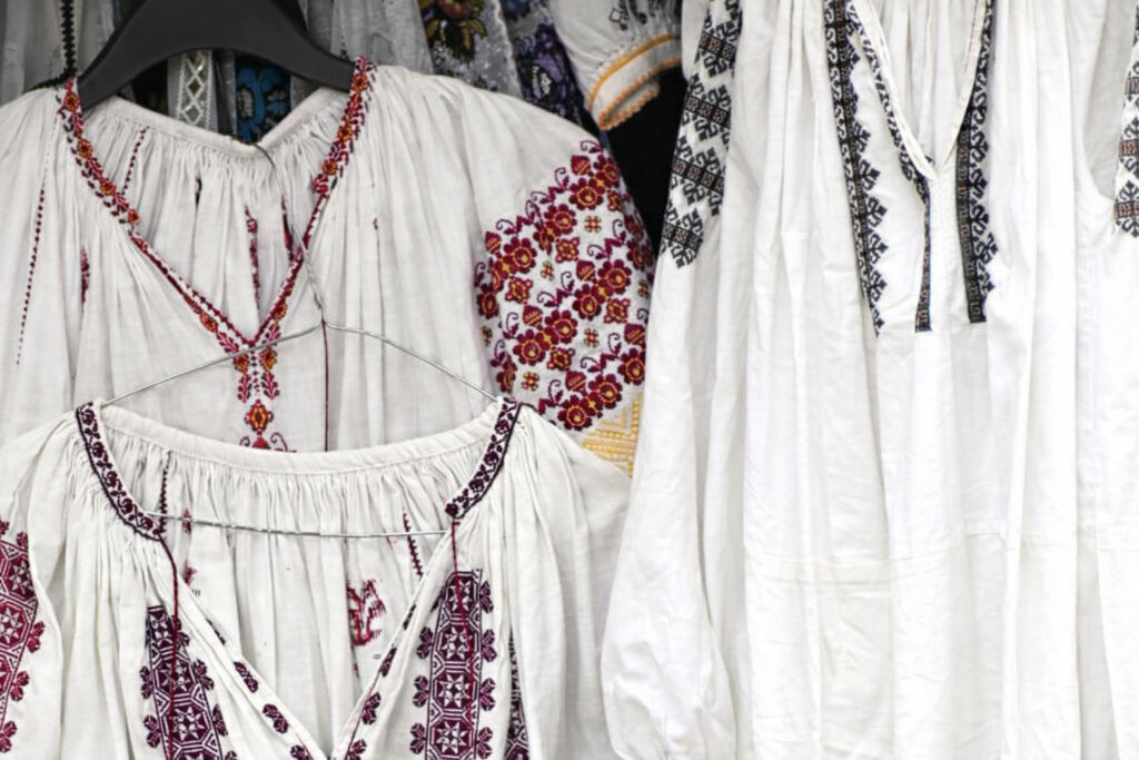 Fire de identitate și noduri politice. De ce ia românească nu e costum de campanie