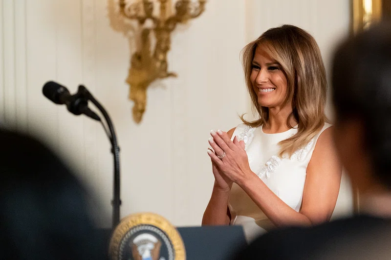 Melania Trump și rochia care intră în istorie la Smithsonian. Un moment rar în galeria primelor doamne
