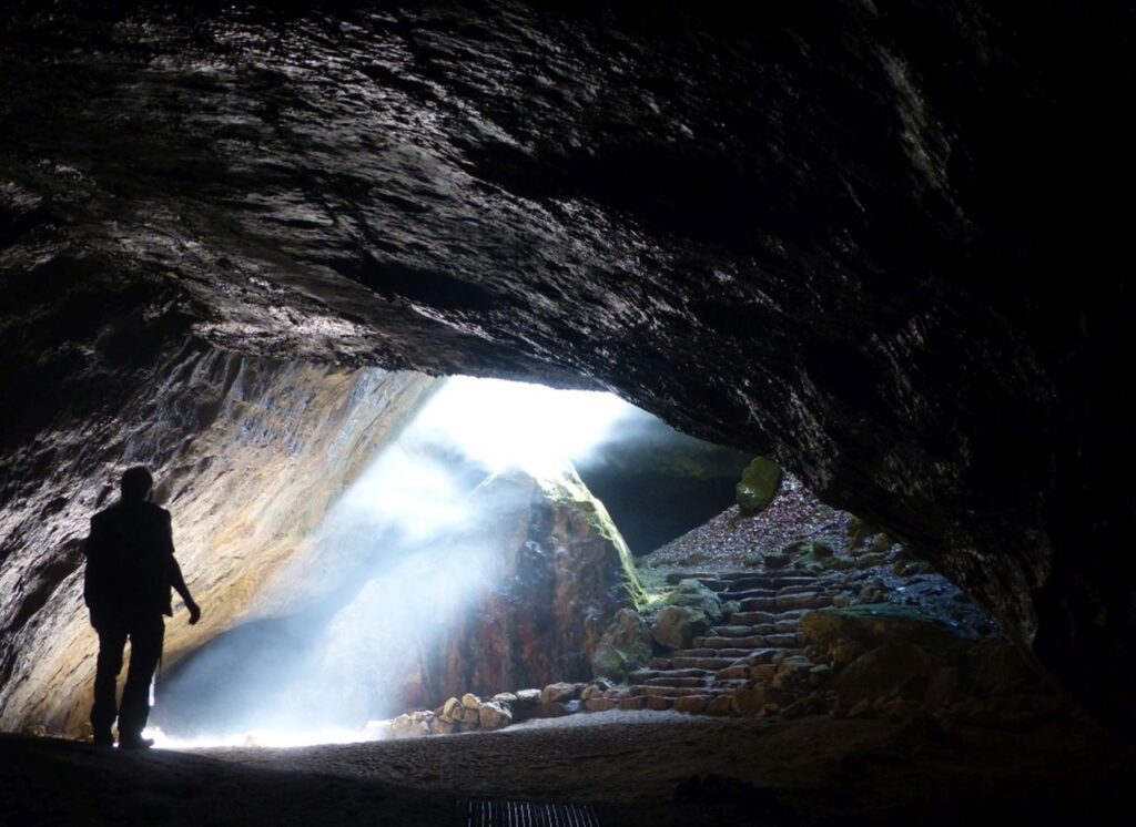 Misterul semnelor preistorice descoperite în peșterile Germaniei