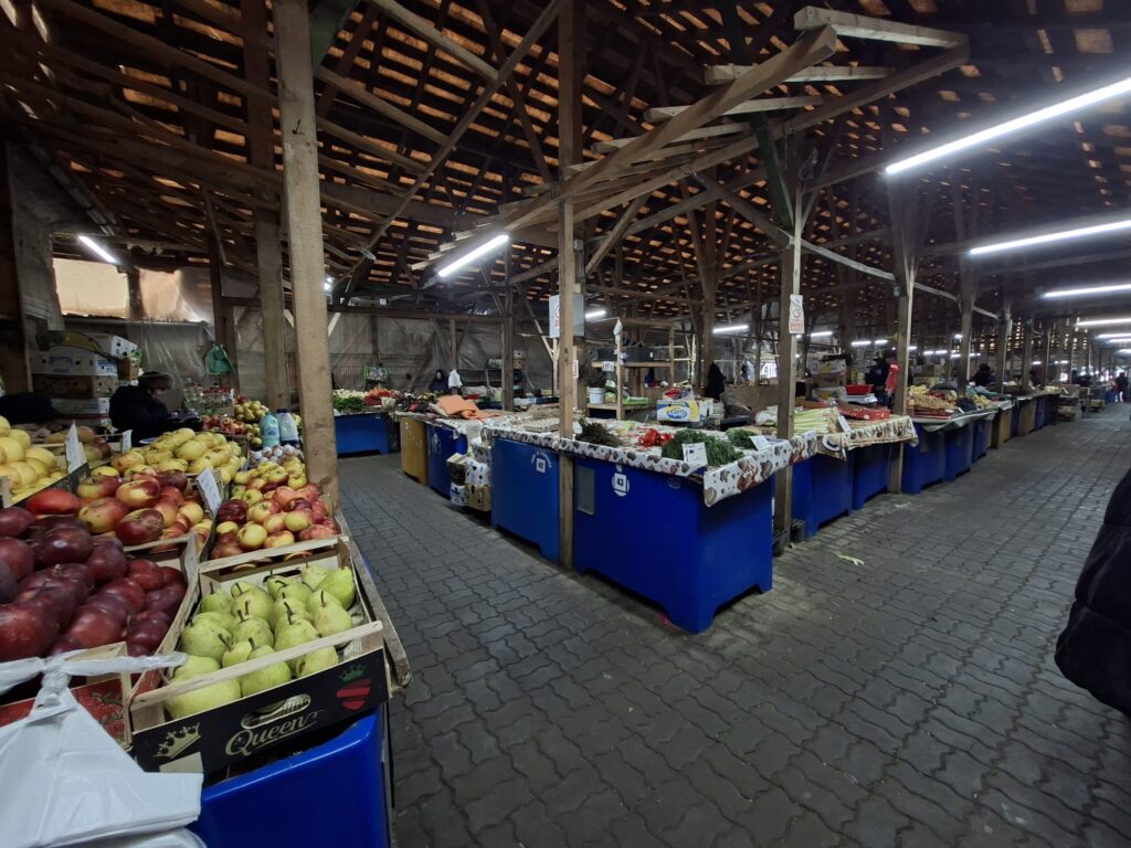 Printre ruine de Ziua Îndrăgostiților. O vizită în piața din mahalaua 16 Februarie