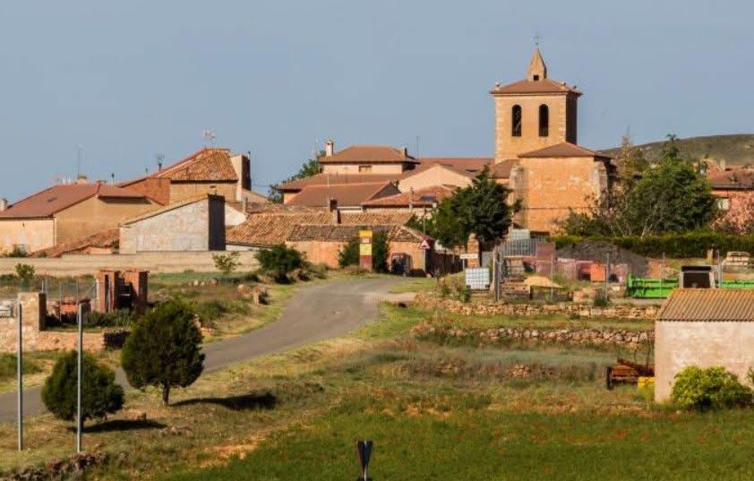 Un sat din Spania oferă o casă gratuită unei familii. Care sunt condițiile