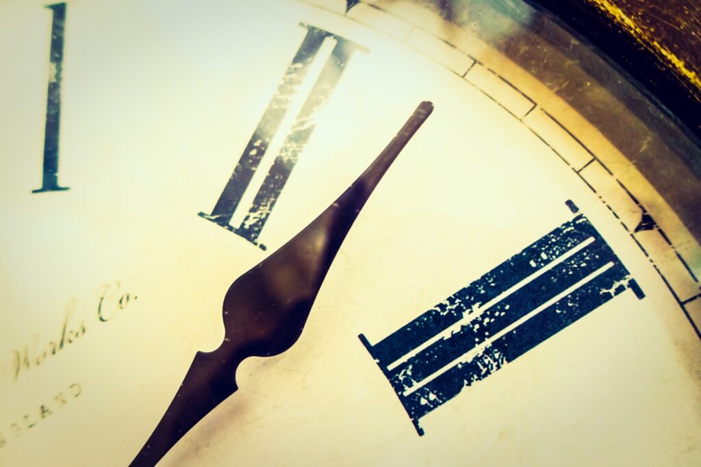 Când a devenit timpul armă socială. Povestea ceasurilor care au disciplinat și au provocat revoluții