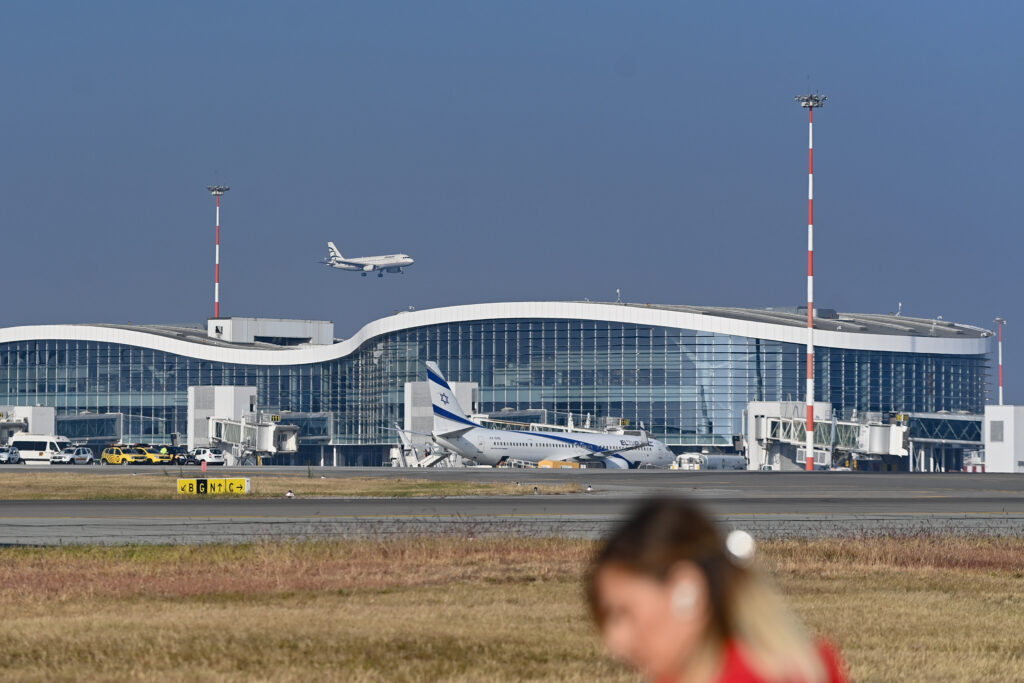 Pista principală de la Aeroportul Otopeni intră în modernizare după 31 de ani. Investiție de peste 100 de milioane de euro