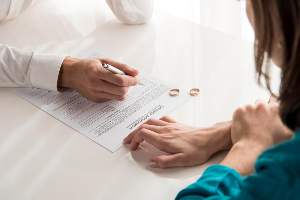 Divorțul în România. Ce trebuie să știe părinții despre custodie, pensie alimentară și partaj