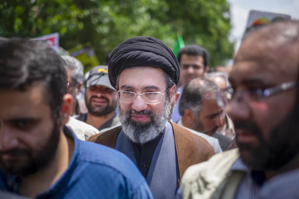 Fiul lui Khamenei preia puterea în Iran. Succesiunea stârnește controverse într-un stat creat prin răsturnarea unei monarhii
