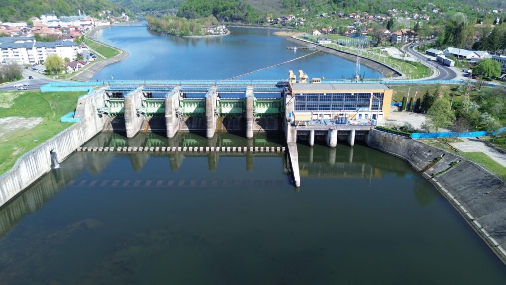 Lacul de acumulare de la Călimănești, curățat în șase zile după sesizarea autorităților. Anunțul făcut de ministrul Mediului