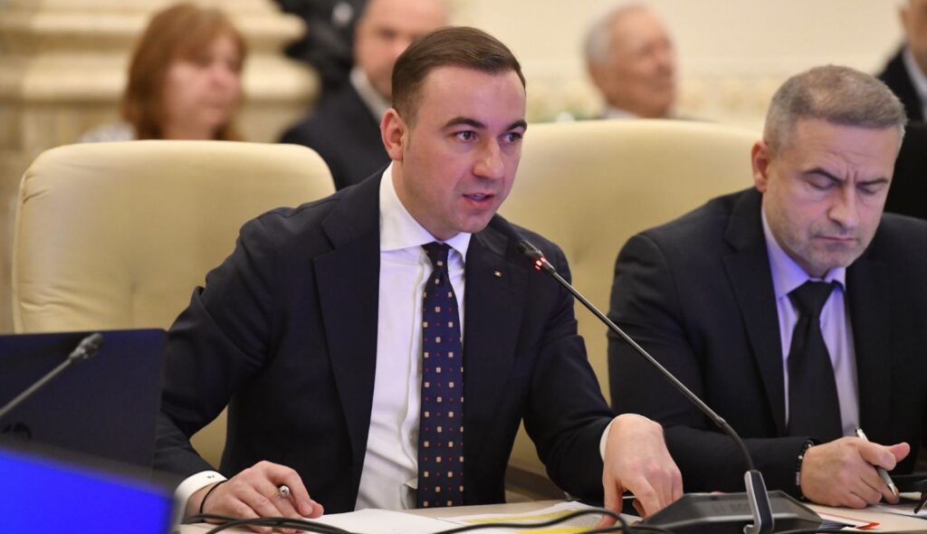 Guvernul decide mâine tăierea TVA-ului sau a accizei la carburanți. Soluția propusă de Bogdan Ivan, ministrul Energiei