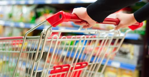 Aprilie aduce un coș de cumpărături mai scump: finalul plafonării alimentelor și al gazelor pentru firme, în același moment