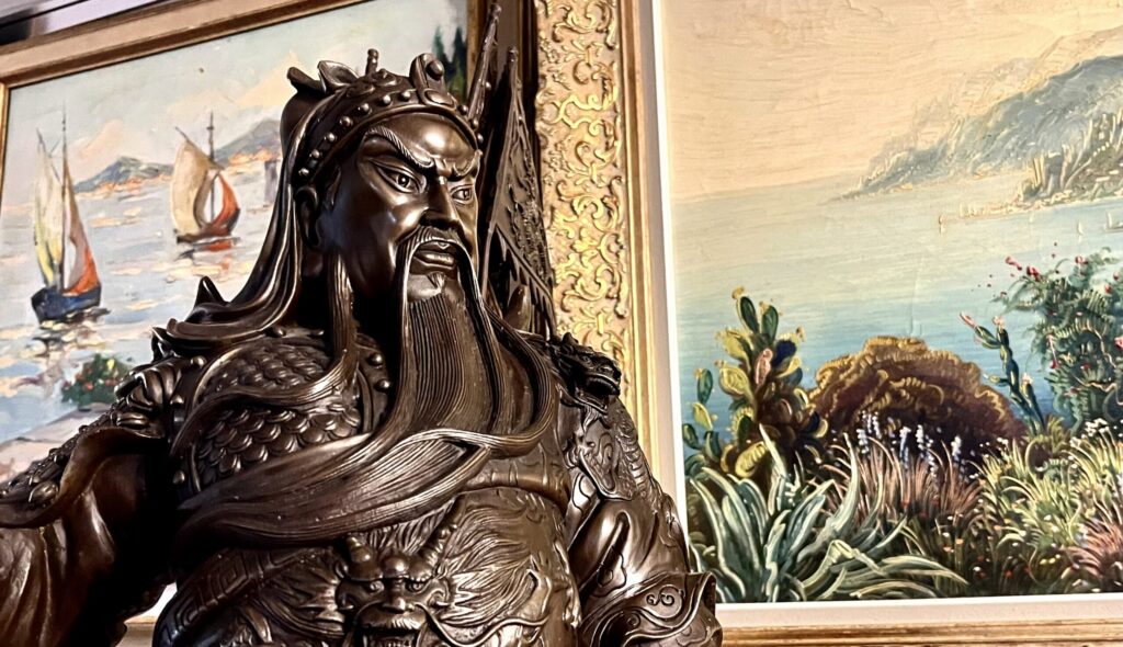 „Moartea unui cavaler” și memoriile de pe soclul de marmură. Antique Market sau anatomia pieței care refuză să uite