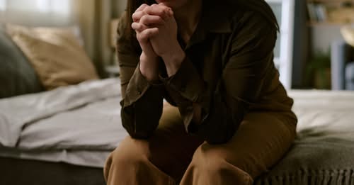 Cum să gestionezi anxietatea provocată de război și conflictele globale. Sfaturile unui specialist