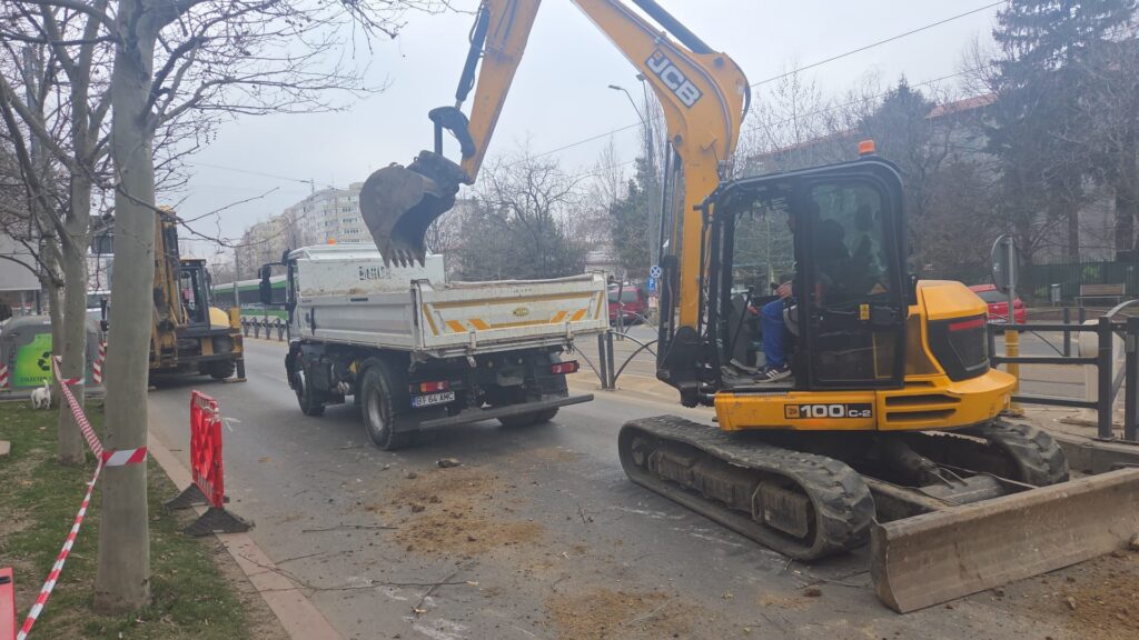 Asfaltul s-a surpat pe Șoseaua Mihai Bravu. Circulație oprită între Calea Vitan și Bulevardul Camil Ressu