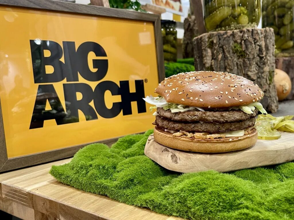 McDonald’s lansează „cel mai mare și mai îndrăzneț burger” din istorie