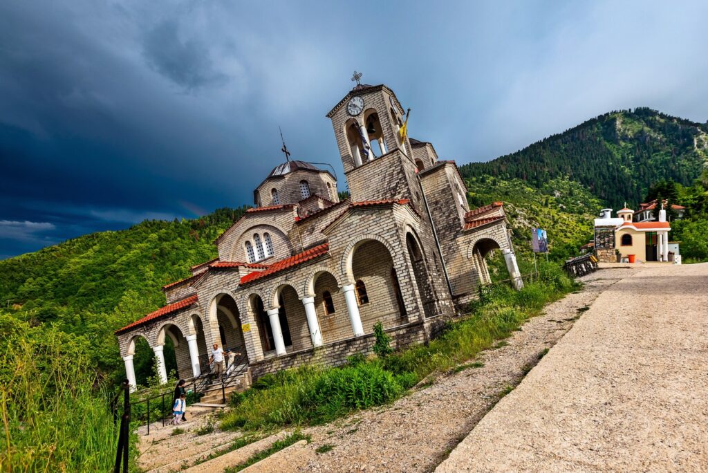 Biserică din Ropoto (Grecia) sfidează gravitația și toată gloria turnului din Pisa