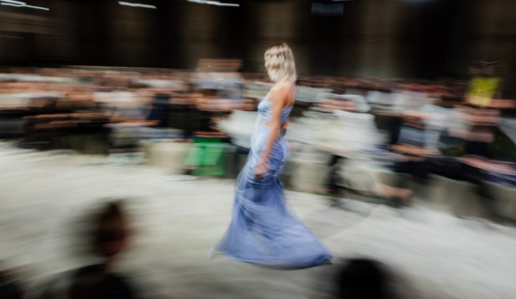 Hainele se pot auzi. Bucharest Fashion Week lansează un program dedicat persoanelor cu deficiențe de vedere