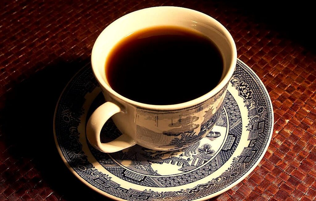 Cafeaua pe stomacul gol. Obiceiul banal care afectează sistemul digestiv