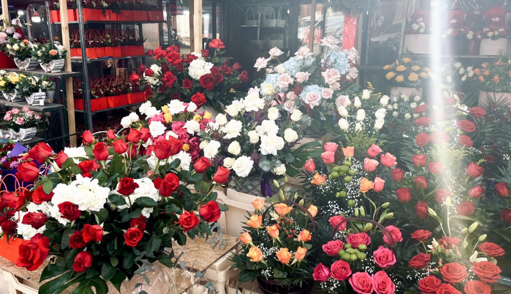 De ce nu pleacă nimeni cu mâna goală de la Piața de flori din Rahova? Declarații parfumate în cutii de banane, broboade colorate și buchete comandate prin aplicații