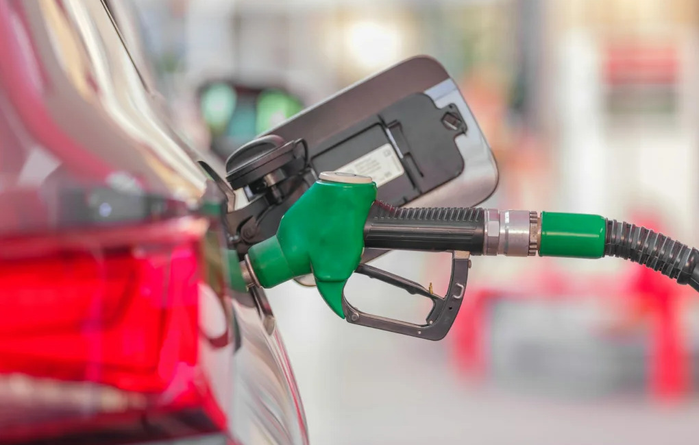 Românii trec granița pentru carburanți mai ieftini. Diferența ajunge la 1,5 lei pe litru