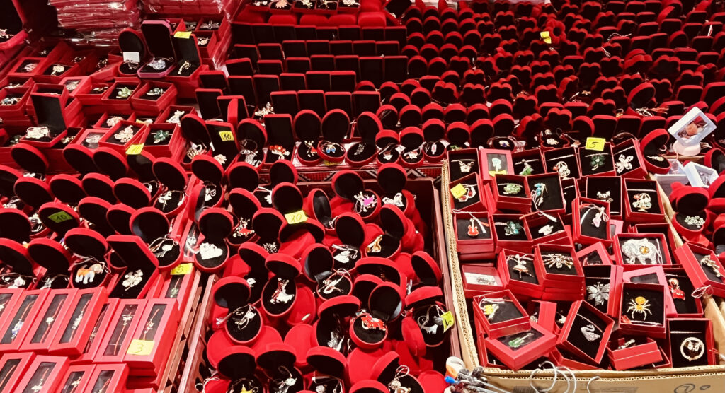 Primăvara la preț de Obor. Mărțișoarele Labubu și cele cu aur de 24k colorează Hala