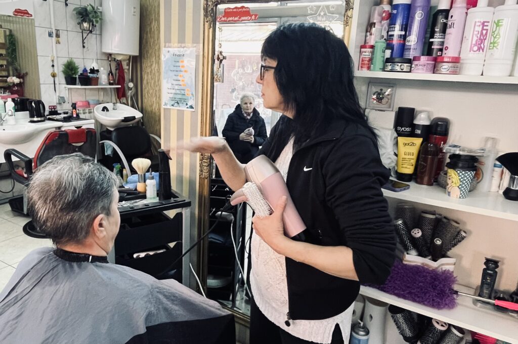  „Viața nu e perfectă. Dar părul poate fi”. Povestea unei frizerii discrete din Obor ce nu a căutat niciodată gloria