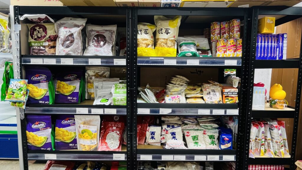 Obor cu aromă de Asia. Piața se schimbă și lângă brânză se așază durianul. Povestea unui mic magazin plin de produse colorate