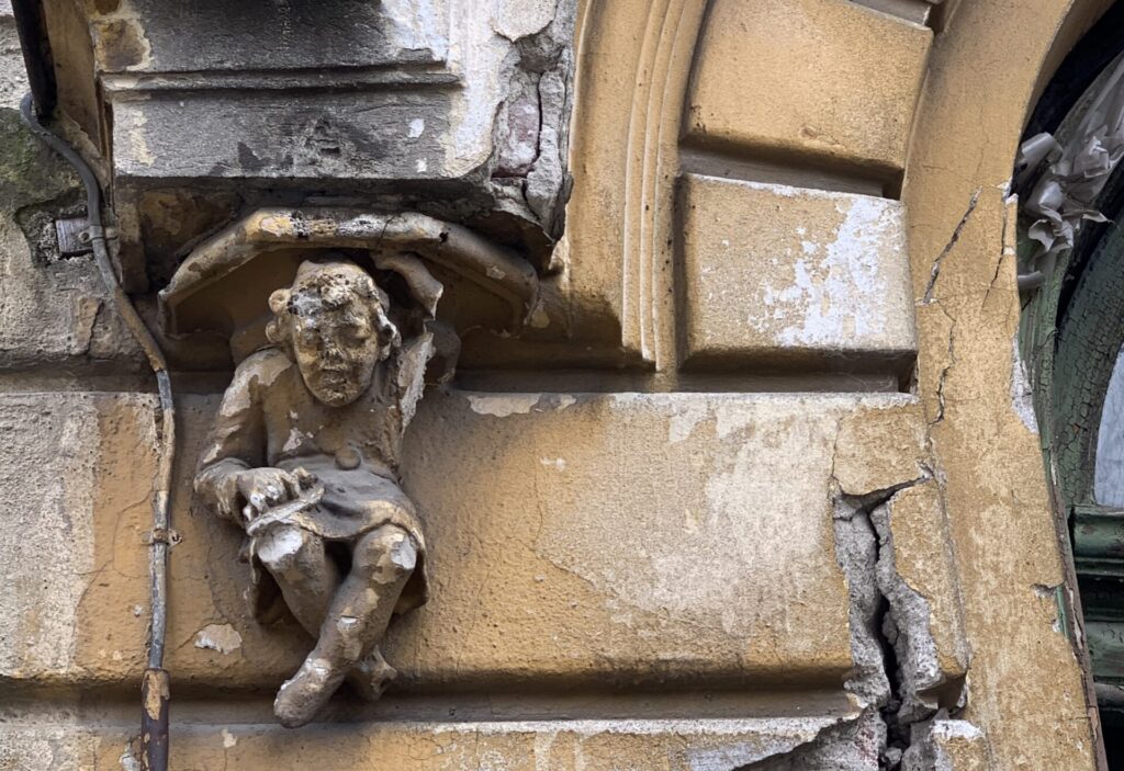 Exclusiv. Bulină roșie pe memoria orașului. Clădirile de patrimoniu pot rezista în fața unui cutremur, oamenii le fac „fragile”