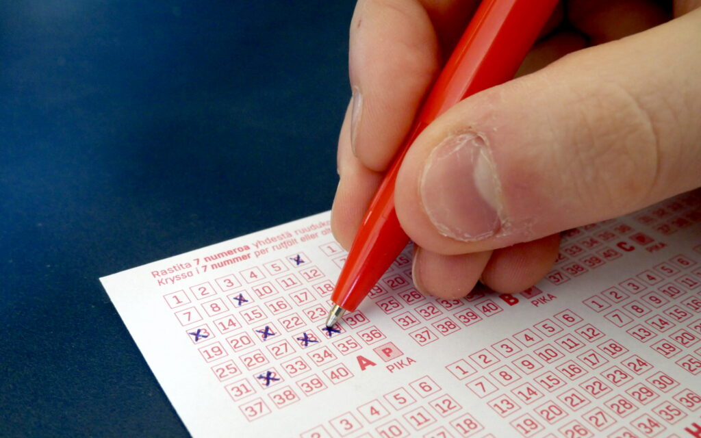 Dragostea trece prin portofel. Un român din Italia i-a oferit iubitei un bilet câștigător la loto, iar ea a fugit cu toți bani