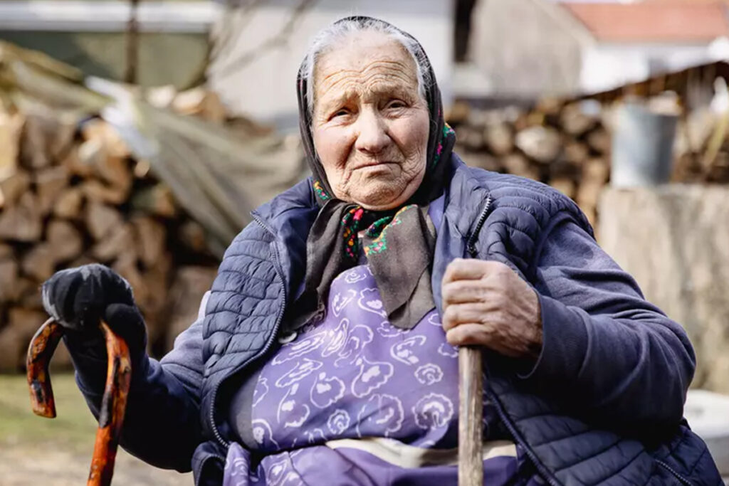 Bătrâna care vorbește cu mândrie despre fiul său, prim-ministrul României, este imaginea pensionarului român. Și nu una cu care să se mândrească fiul doamnei