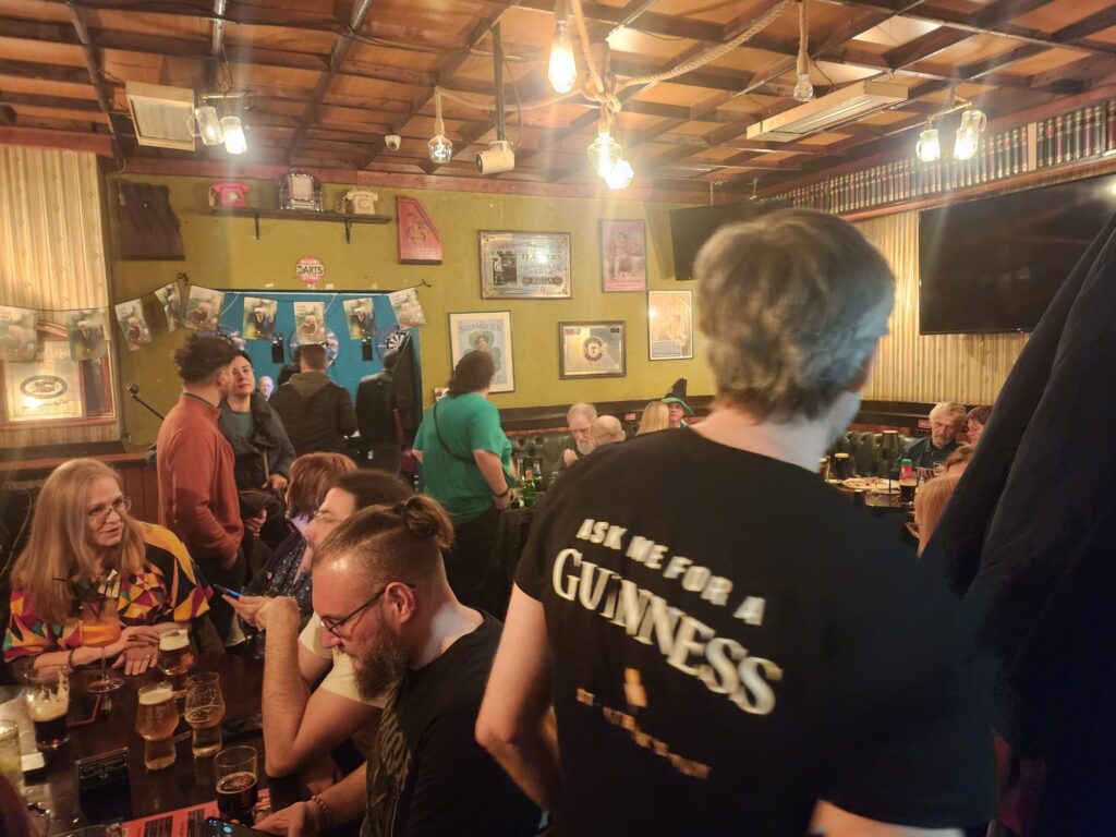 Înghesuială la pub