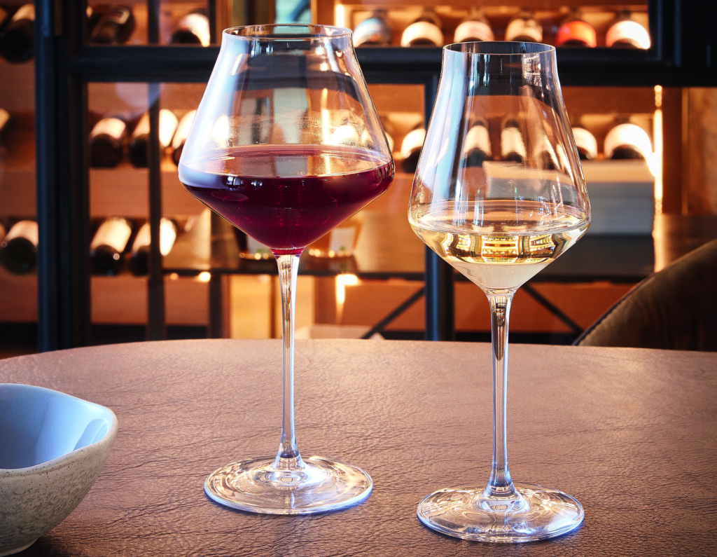Paharul de vin trebuie să prezinte calitatea primară pentru a fi un pahar oenologic: cu picior, caliciu dotat cu o camera aromatică suficient de largă pentru dezvoltarea aromelor și care să se restrângă apoi pentru a le concentra și focaliza înspre narinele amatorului de vin care-l utilizează. Sursa foto: Julia Scavo