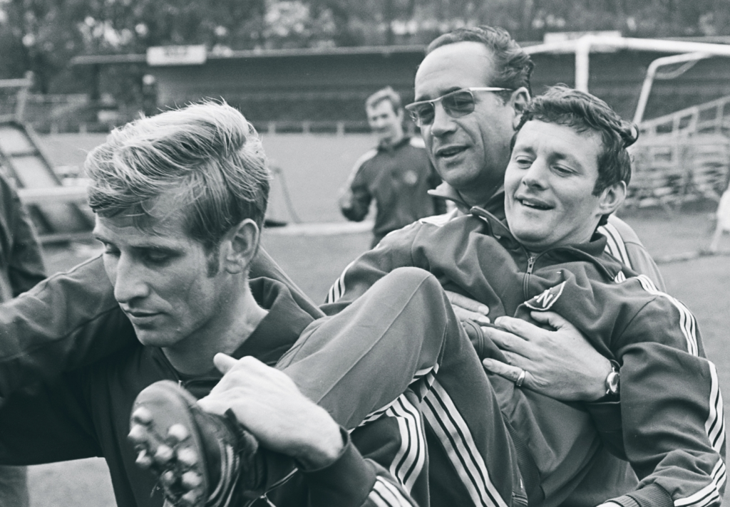 Max Merkel alături de jucătorii echipei FC Nurnberg/ Sursa:thesefootballtimes.co