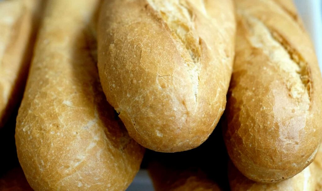 Prețul pâinii devine „greu de înghițit”. O franzelă ar putea costa mai mult cu 10%