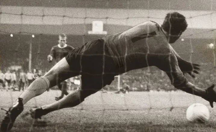 De la noroc chior la penalty. Primul meci din istorie decis la lovituri de departajare