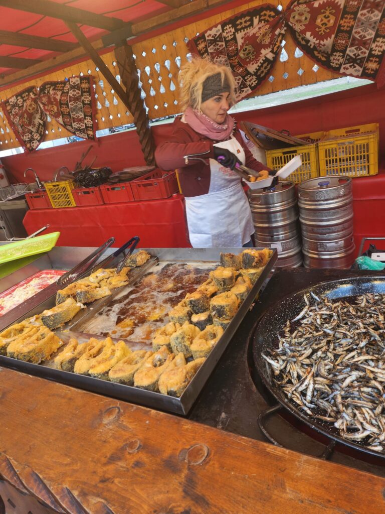 Vine Blagoveștenia! Târg de pește cu aromă de mititei și ciolan copt