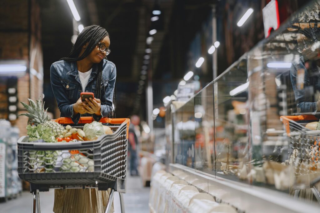 Războiul rafturilor din supermarket. Cine câștigă și cine pierde din limitarea produselor marcă proprie