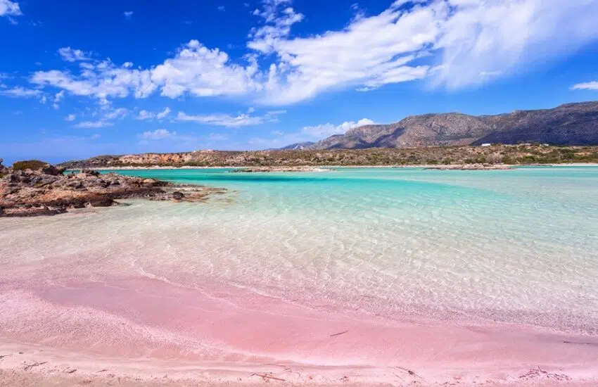 Elafonissi, plaja surpriză a Europei. Nisip roz și ape cristaline care depășesc Italia și Spania
