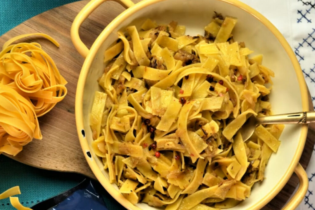 Tăiețeii cu varză, laștele ardelenești, o rețetă tradițională de post, care se face repede și e însoțită și de ceva povești de-ale bucătarilor