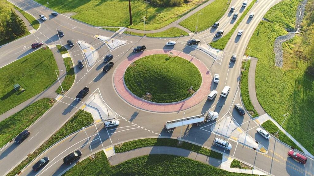 Este legal să virezi la stânga de pe banda din dreapta? Ce spune noul Cod Rutier 2026