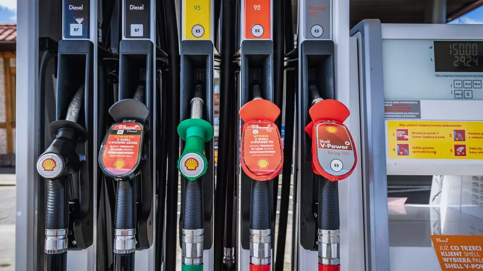 Prețurile la carburanți, sub presiune. Scenarii care indică 12–13 lei pe litru