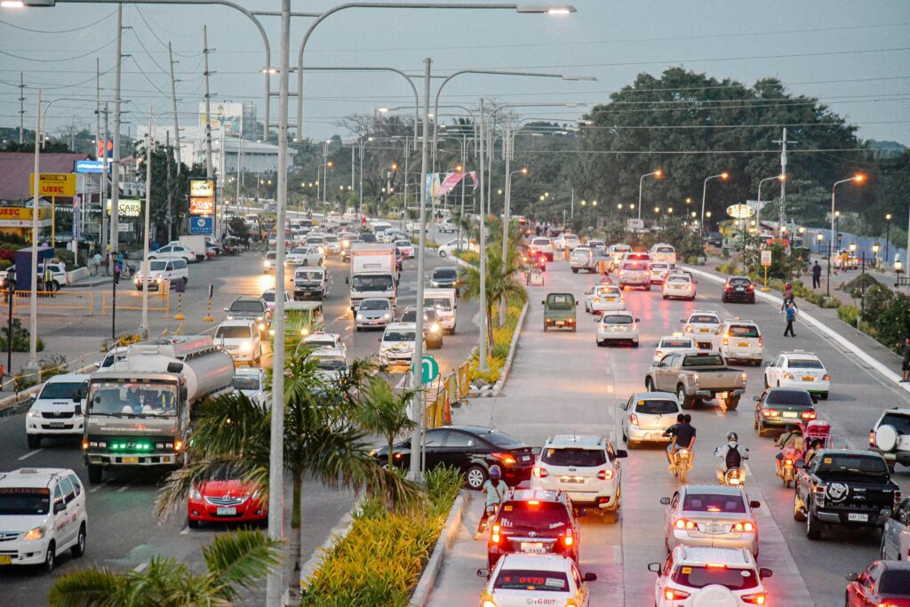 IEA vine cu strategii pentru micșorarea consumului de petrol. Muncă de acasă, mai puține călătorii