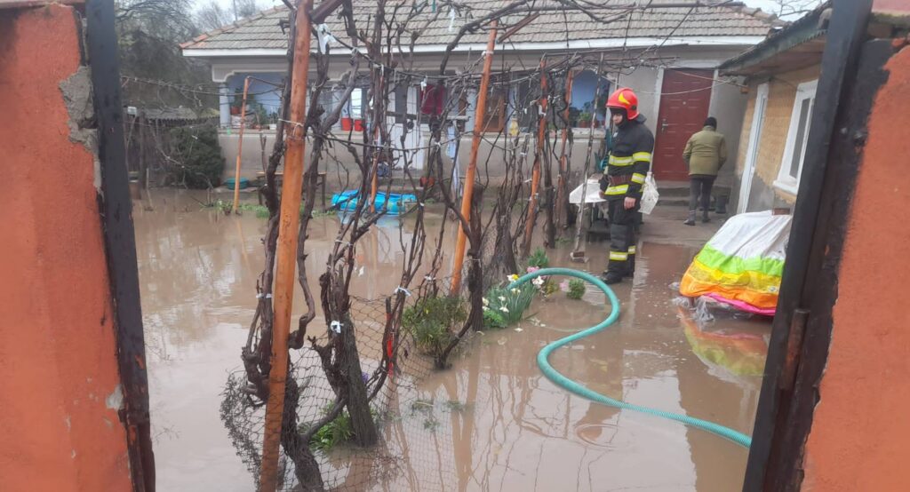 Vremea nu iartă. Acoperișuri smulse și curți înecate în Teleorman 