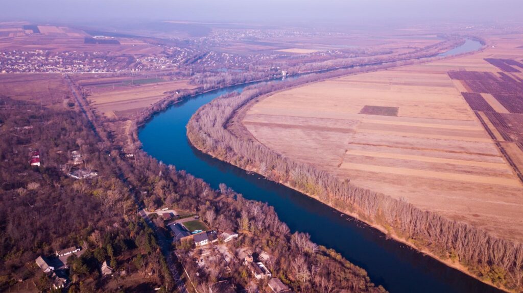Stare de alertă pe Nistru: Chișinăul acuză Rusia pentru poluarea cu petrol