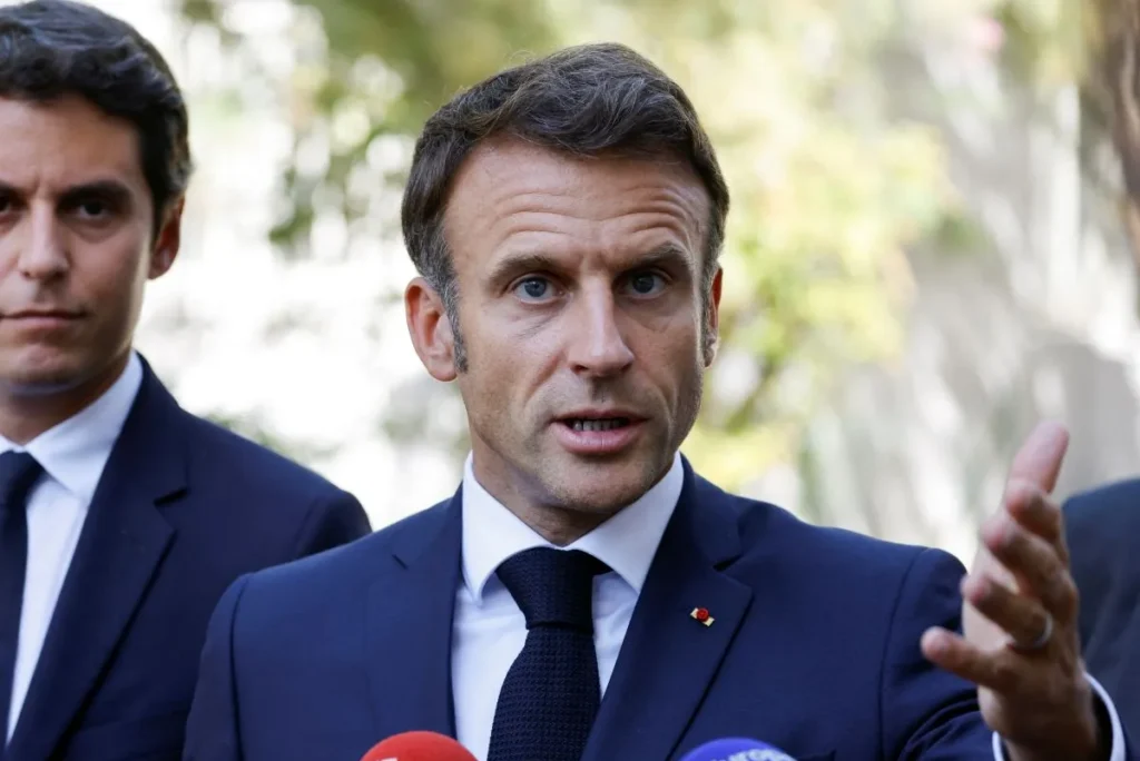 Emmanuel Macron a cântat celebra piesă „La Boheme”, acompaniat la tobe de premierul Armeniei 
