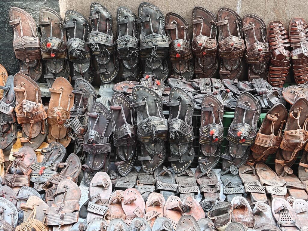 Prada a lansat o pereche de sandale fabricată în India. Reacțiile negative în ceea ce privește însușirea culturală a modelului