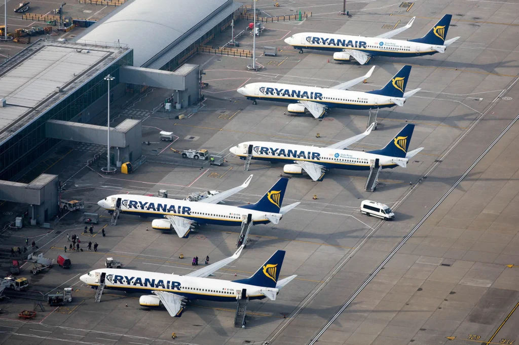 Ryanair schimbă regulile: pasagerii riscă să piardă zborurile dacă întârzie