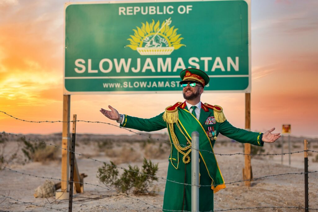 Unde pantofii Crocs sunt ilegali și politica e interzisă: povestea bizară a Slowjamastanului