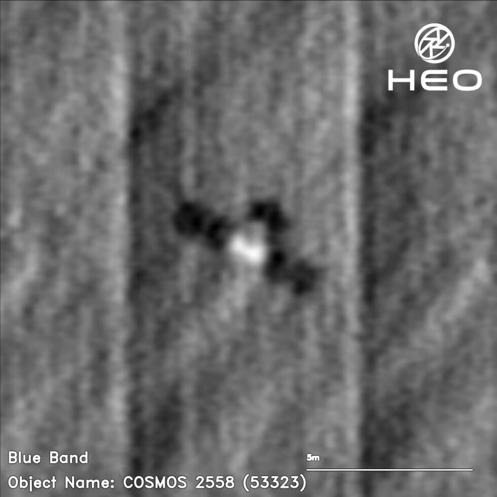 O cameră spațială deținută de compania australiană HEO a surprins această imagine a lui Kosmos 2558, unul dintre sateliții Nivelir ai Rusiei, presupuși a fi aflați pe orbita joasă a Pământului. Credit: HEO