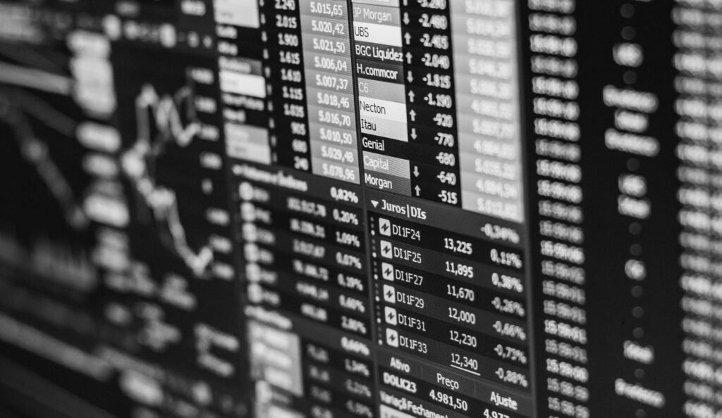 Cum ne va afecta de fapt vânzarea de acțiuni ale unor companii de stat? Între servicii mai bune și riscul unor prețuri mai mari